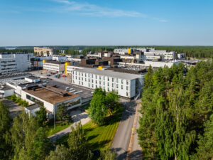 Modulbyggt barnsjukhus i Seinäjoki sett från ovan med omgivande sjukhusområde