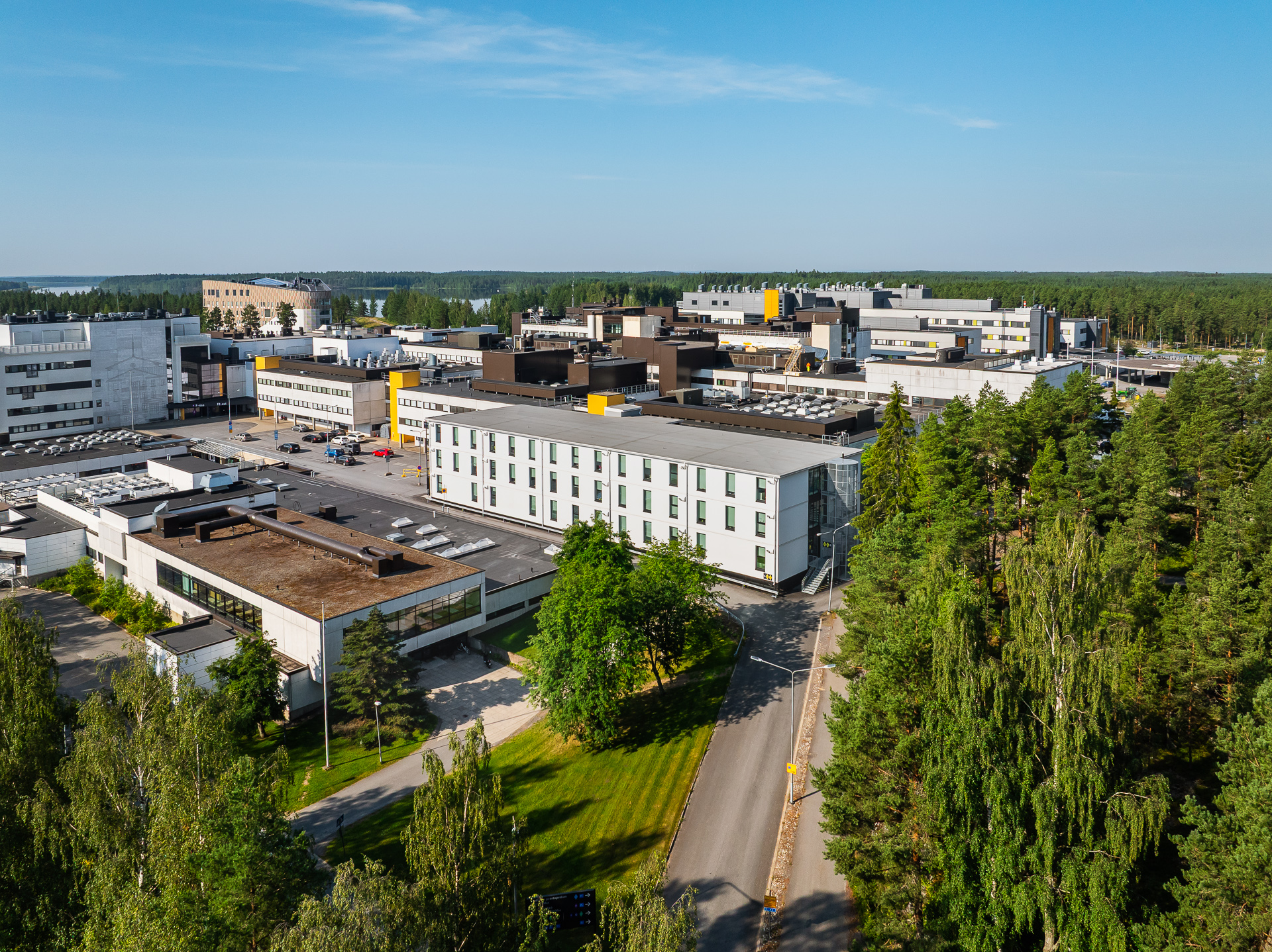 Modulbyggt barnsjukhus i Seinäjoki sett från ovan med omgivande sjukhusområde