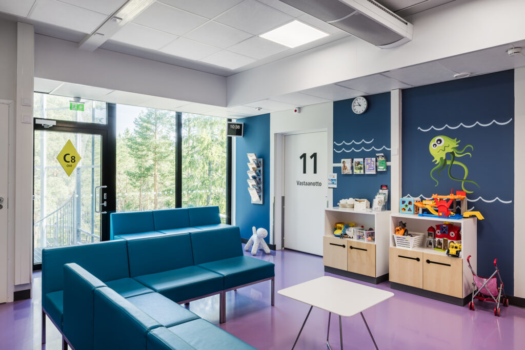 Väntrum i modulbyggt barnsjukhus i Seinäjoki med lugn och barnanpassad miljö