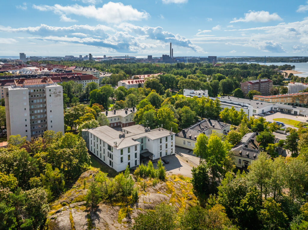 Drönarvy som visar Sophie Mannerheim skola i Helsingfors och dess placering i Kivelä sjukhusområde