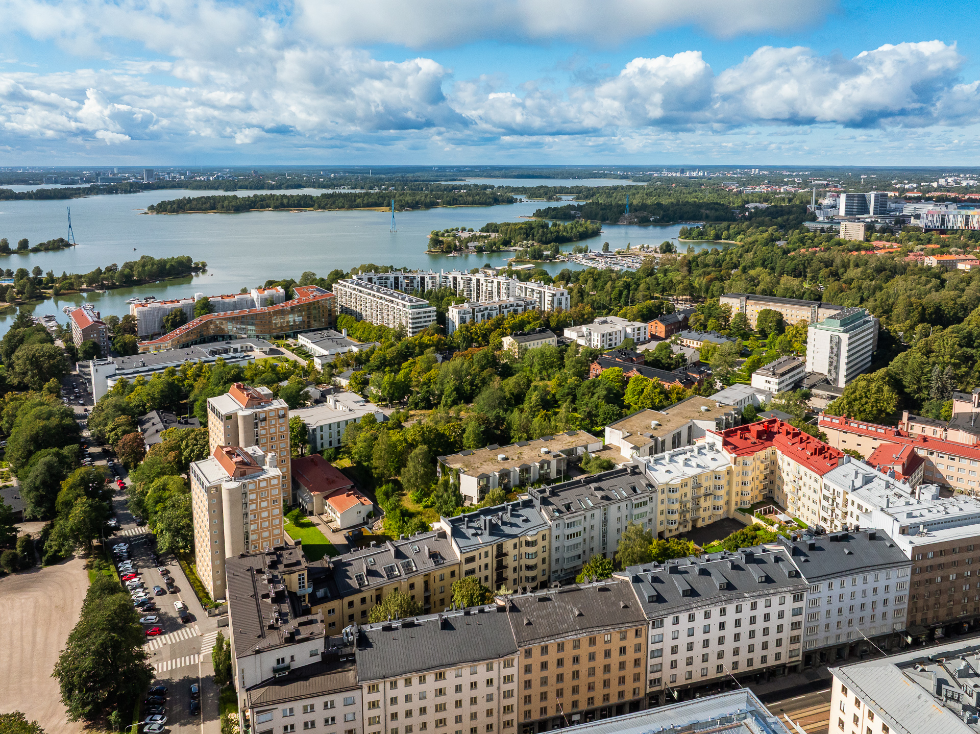 Drönarvy över Sophie Mannerheim skola i Helsingfors inom Kivelä sjukhusområde