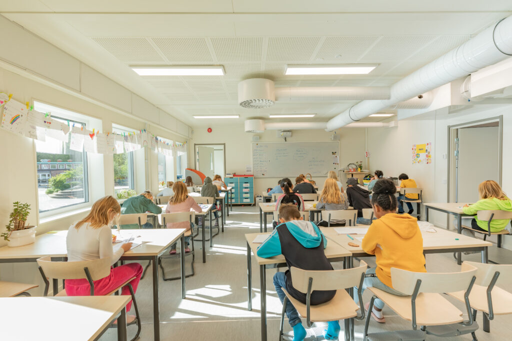 Ljust och flexibelt skolklassrum i modulär skolbyggnad från Parmaco.