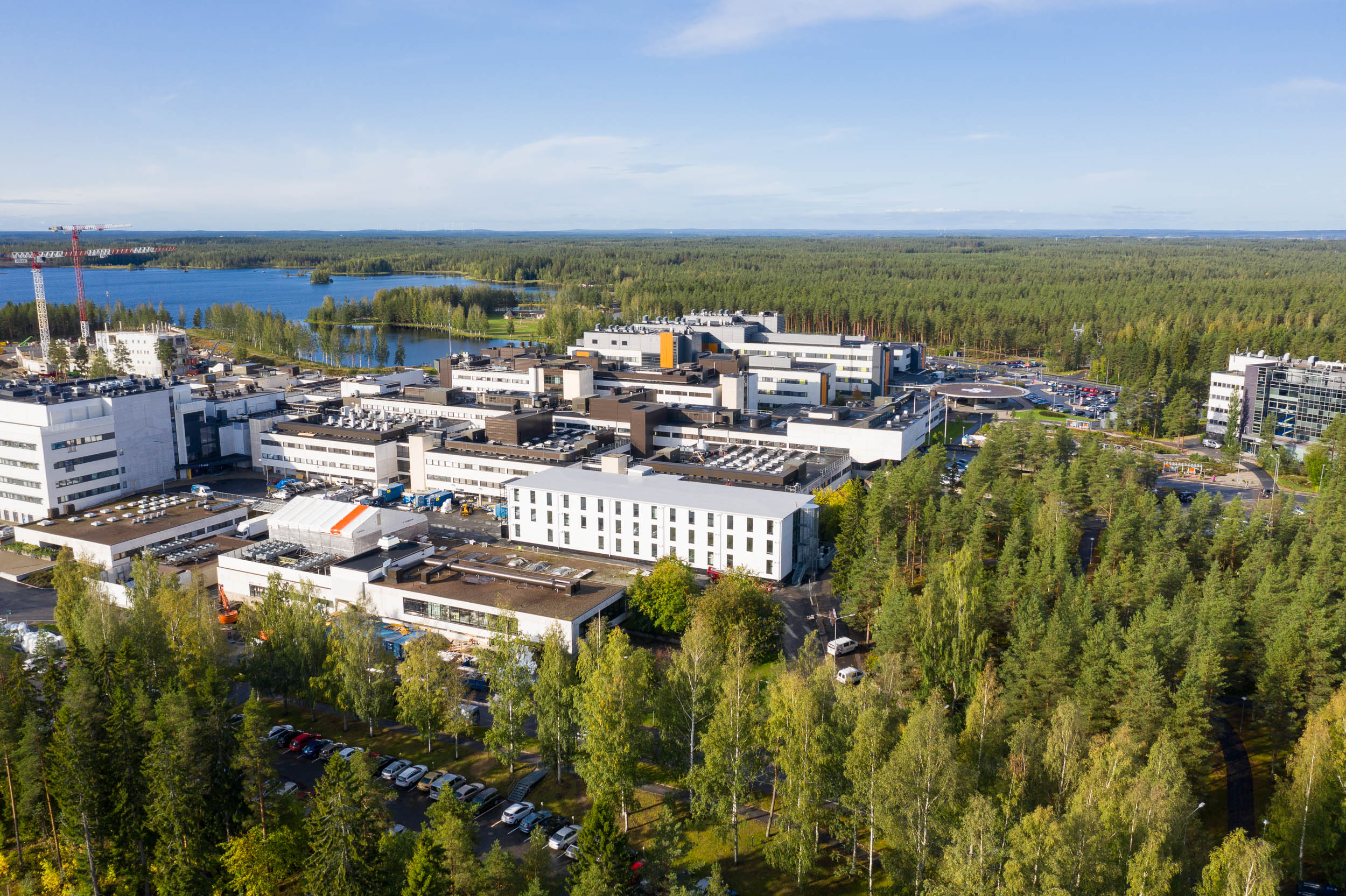 Modulbyggt barnsjukhus i Seinäjoki sett från ovan med omgivande sjukhusområde