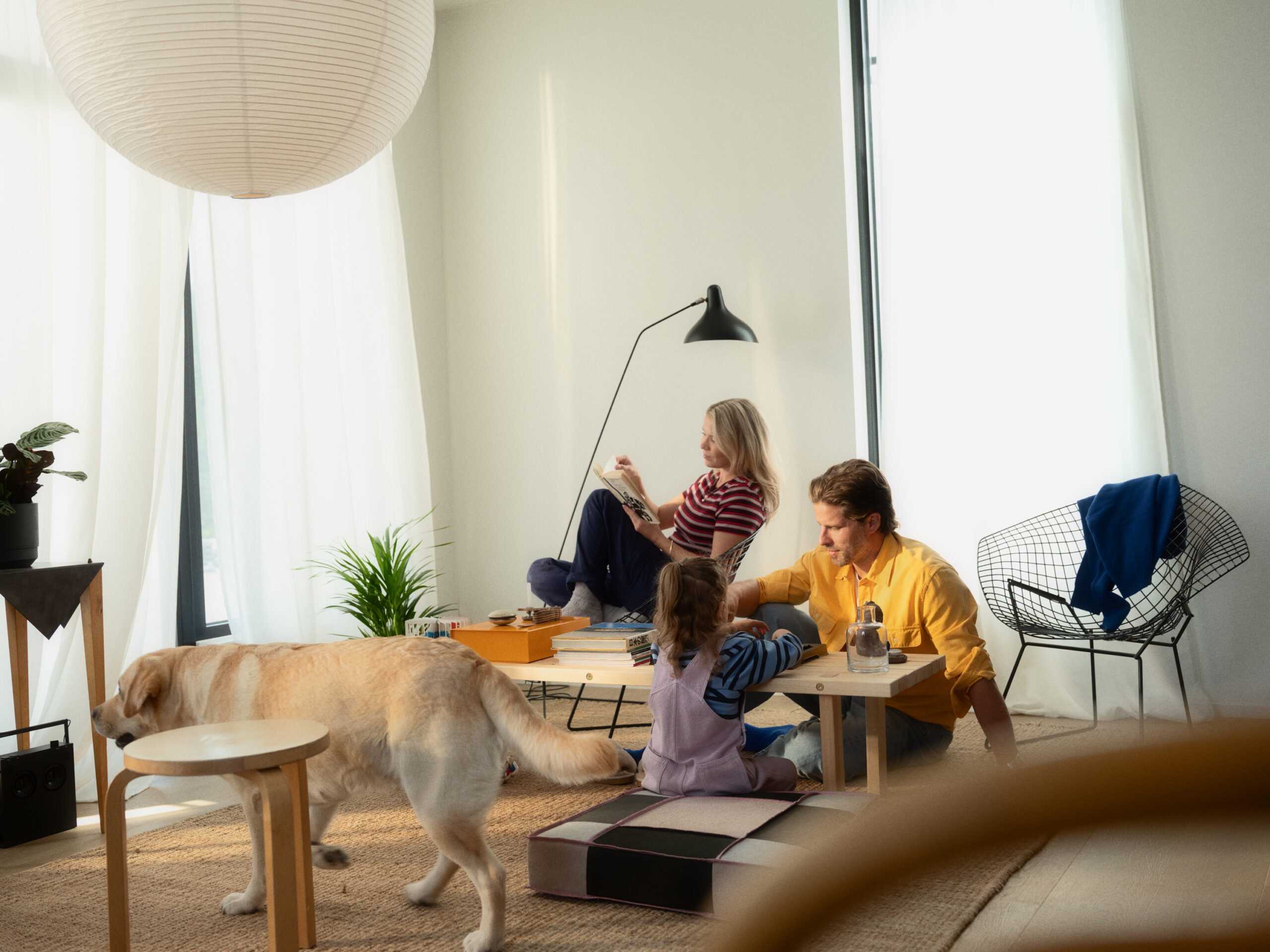 Familj i vardagsrum i Parmacos dynamiska flexibla bostäder