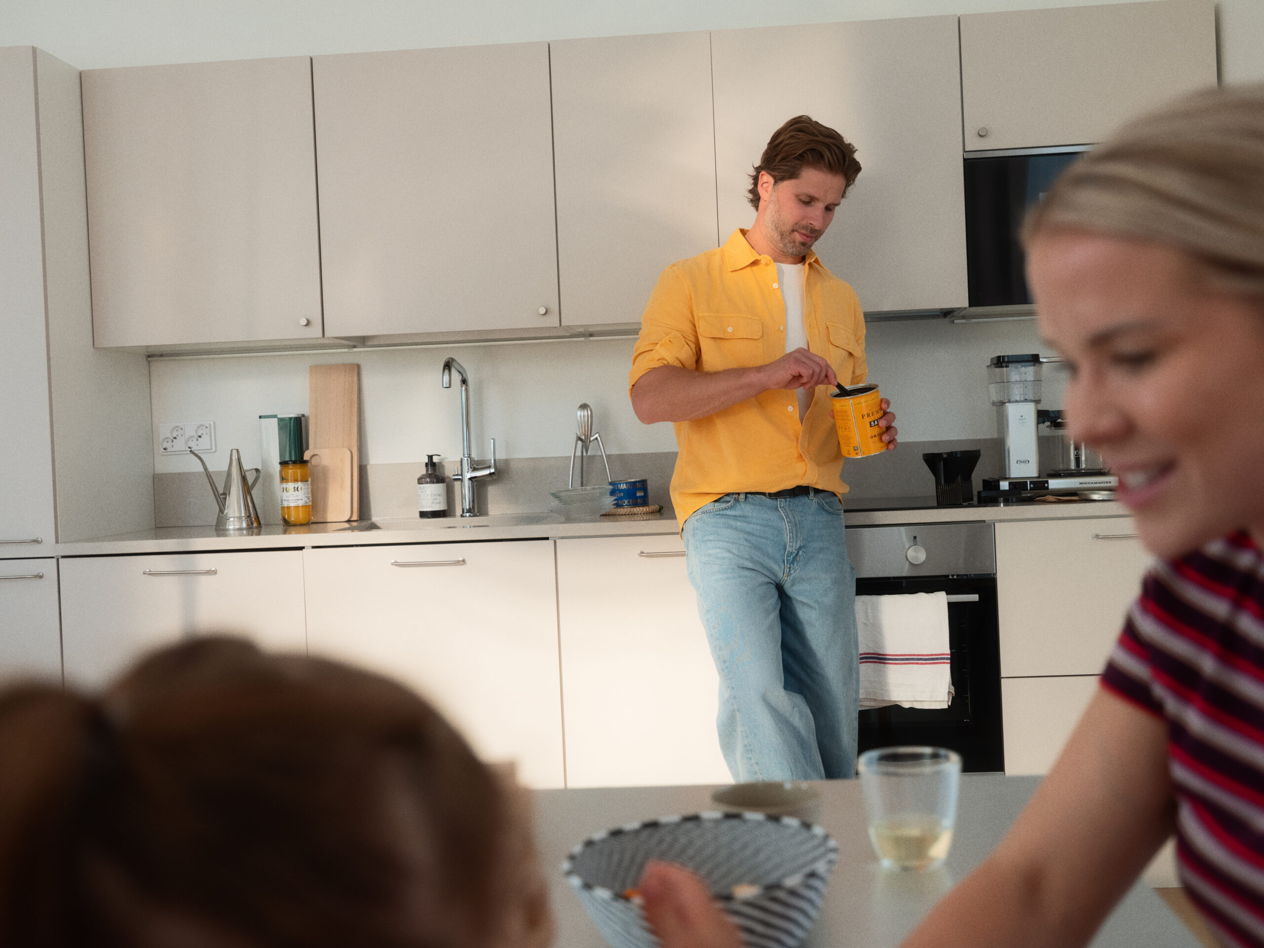 Modernt kök i Parmacos dynamiska bostad med funktionell planlösning och ljusa materialval.